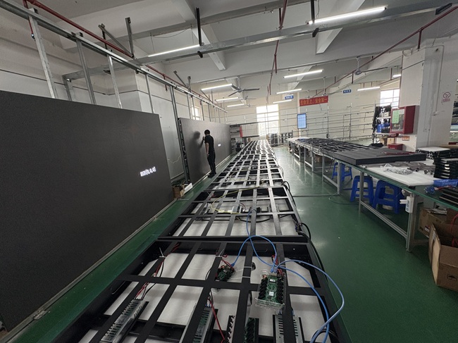 室內(nèi)P4 LED顯示屏:磁吸簡(jiǎn)易箱體車(chē)間組裝 室內(nèi)P4 LED顯示屏:磁吸簡(jiǎn)易箱體車(chē)間組裝