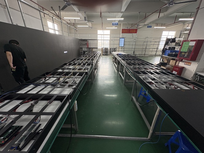 室內(nèi)P4 LED顯示屏:磁吸簡(jiǎn)易箱體車(chē)間組裝 室內(nèi)P4 LED顯示屏:磁吸簡(jiǎn)易箱體車(chē)間組裝