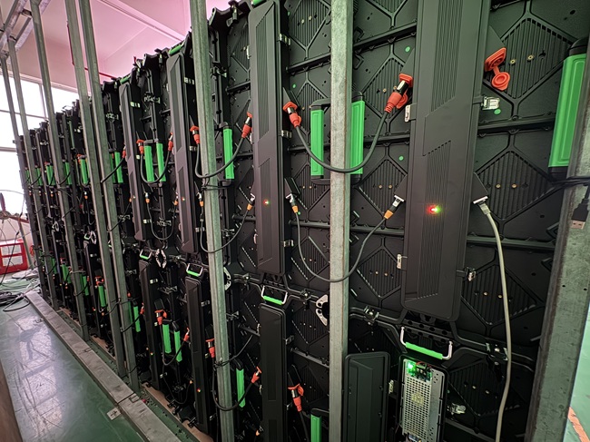 P2.976 LED租賃屏工廠測試實拍-嚴苛質(zhì)檢流程揭秘 | 華邦瀛 P2.976 LED租賃屏工廠測試實拍-嚴苛質(zhì)檢流程揭秘 | 華邦瀛