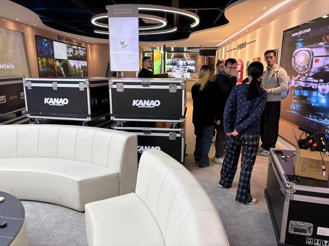 法國客戶組團(tuán)到華邦瀛學(xué)習(xí)LED顯示屏維修的真實(shí)經(jīng)歷